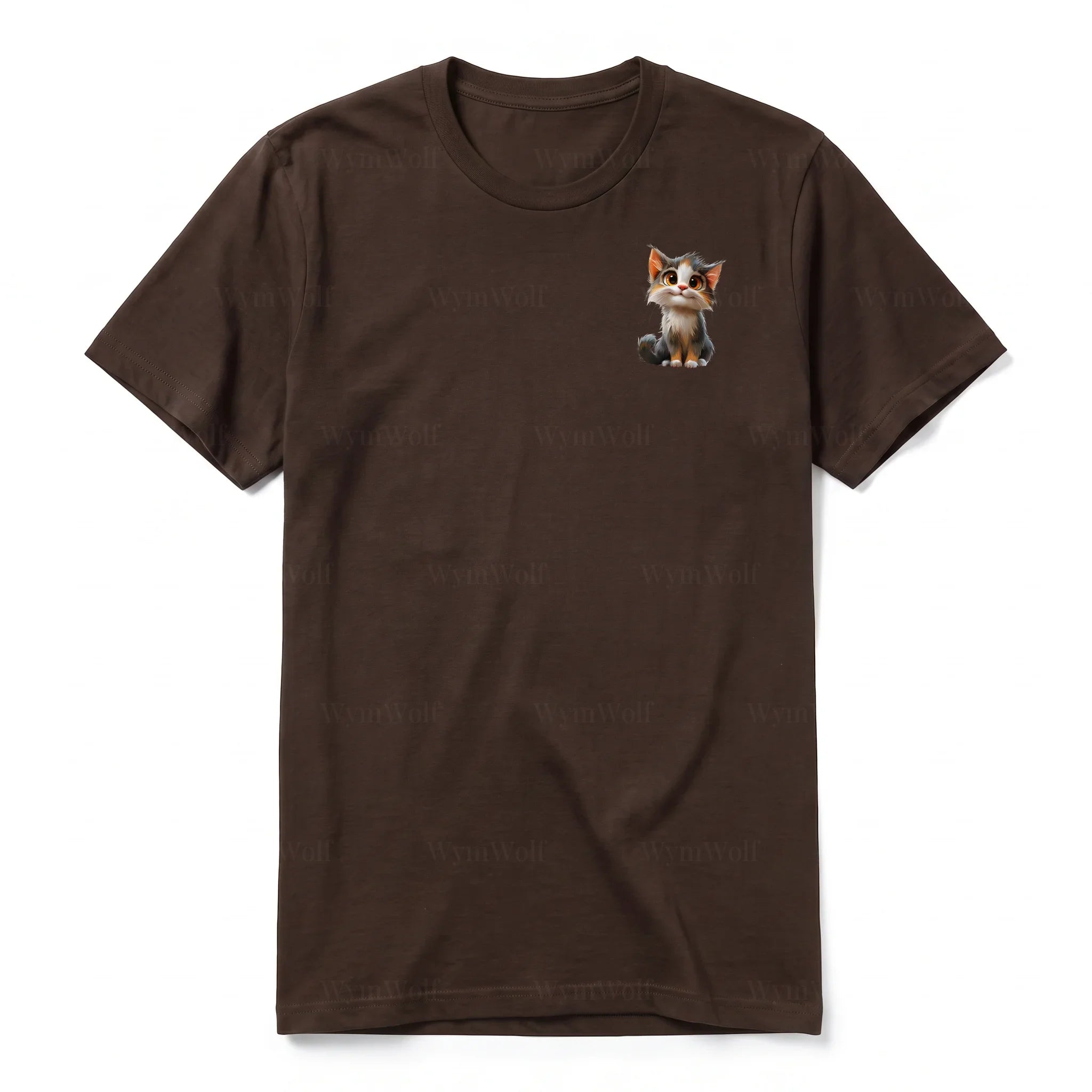 Un T-shirt chocolat à manches courtes et col rond, orné d'un motif représentant un chat sur la poitrine gauche.