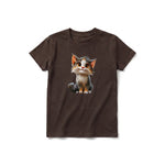 Un T-shirt chocolat à manches courtes et col rond pour jeune, orné d'un motif représentant un chat sur le devant.