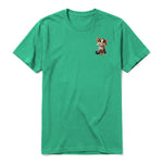 Un T-shirt kelly à manches courtes et col rond, orné d'un motif représentant un chat sur la poitrine gauche.