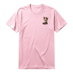 Un T-shirt rose à manches courtes et col rond, orné d'un motif représentant un chat sur la poitrine gauche.
