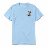 Un T-shirt poudre à manches courtes et col rond, orné d'un motif représentant un chat sur la poitrine gauche.
