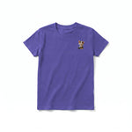 Un T-shirt violet à manches courtes et col rond pour jeune, orné d'un motif représentant un chat sur la poitrine gauche.