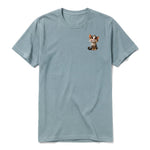 Un T-shirt sauge à manches courtes et col rond, orné d'un motif représentant un chat sur la poitrine gauche.