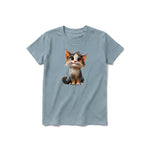 Un T-shirt sauge à manches courtes et col rond pour jeune, orné d'un motif représentant un chat sur le devant.
