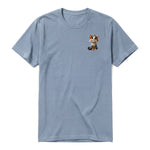 Un T-shirt steel-blue à manches courtes et col rond, orné d'un motif représentant un chat sur la poitrine gauche.