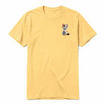 Un T-shirt moutarde à manches courtes et col rond, orné d'un motif représentant un chat sur la poitrine gauche.