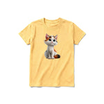 Un T-shirt moutarde à manches courtes et col rond pour jeune, orné d'un motif représentant un chat sur le devant.