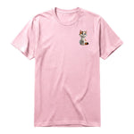Un T-shirt rose à manches courtes et col rond, orné d'un motif représentant un chat sur la poitrine gauche.
