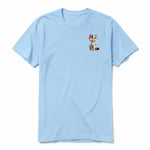 Un T-shirt poudre à manches courtes et col rond, orné d'un motif représentant un chat sur la poitrine gauche.