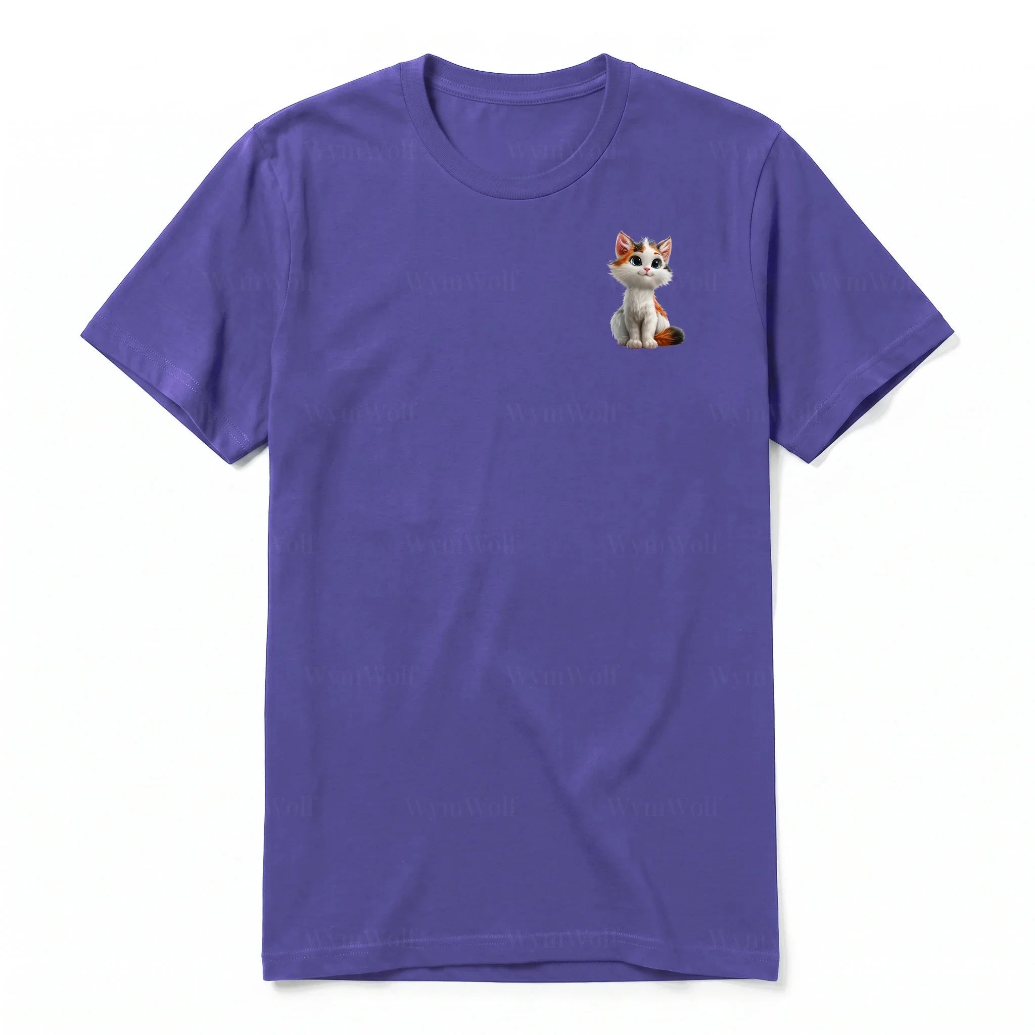 Un T-shirt violet à manches courtes et col rond, orné d'un motif représentant un chat sur la poitrine gauche.