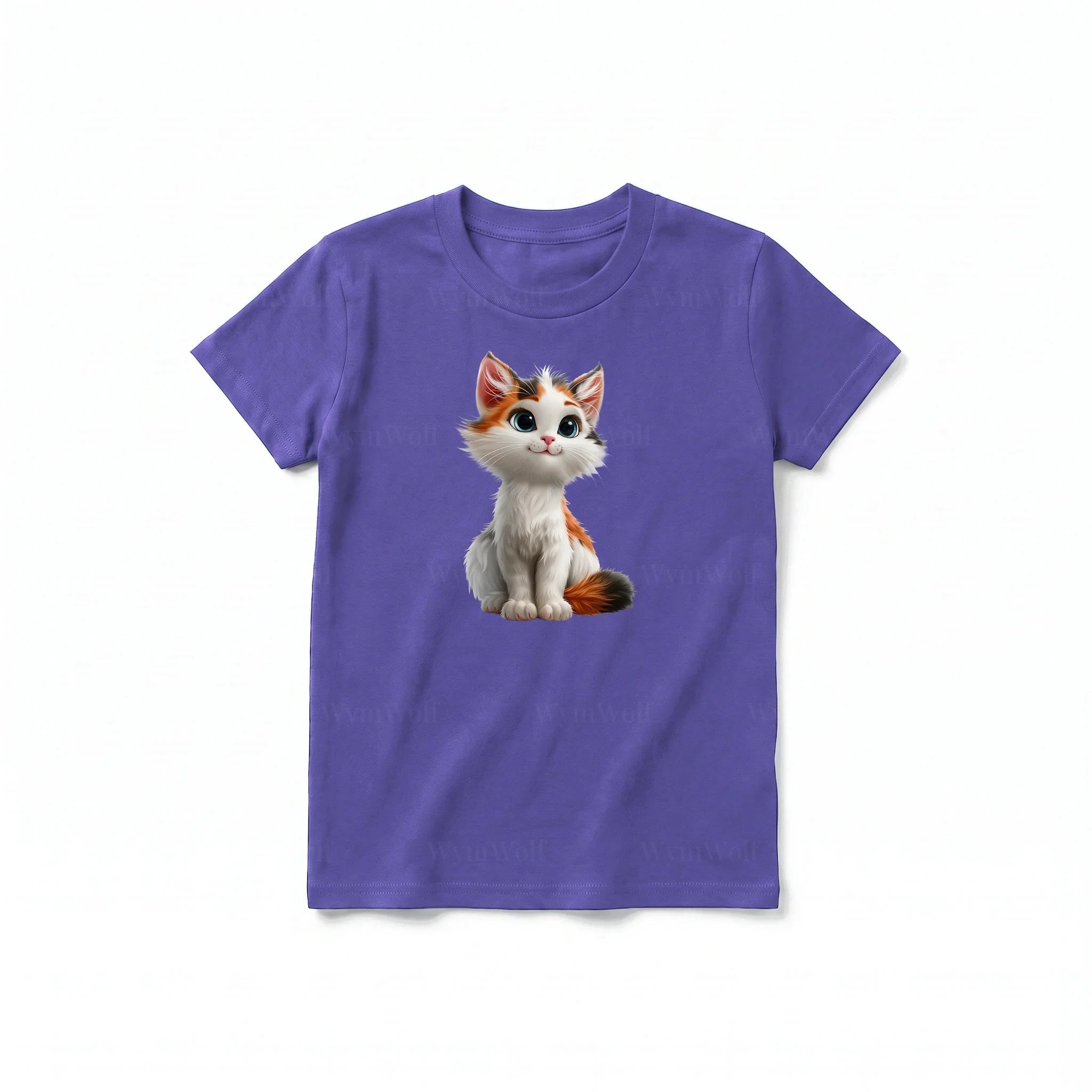 Un T-shirt violet à manches courtes et col rond pour jeune, orné d'un motif représentant un chat sur le devant.
