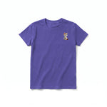 Un T-shirt violet à manches courtes et col rond pour jeune, orné d'un motif représentant un chat sur la poitrine gauche.
