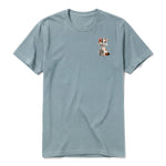 Un T-shirt sauge à manches courtes et col rond, orné d'un motif représentant un chat sur la poitrine gauche.