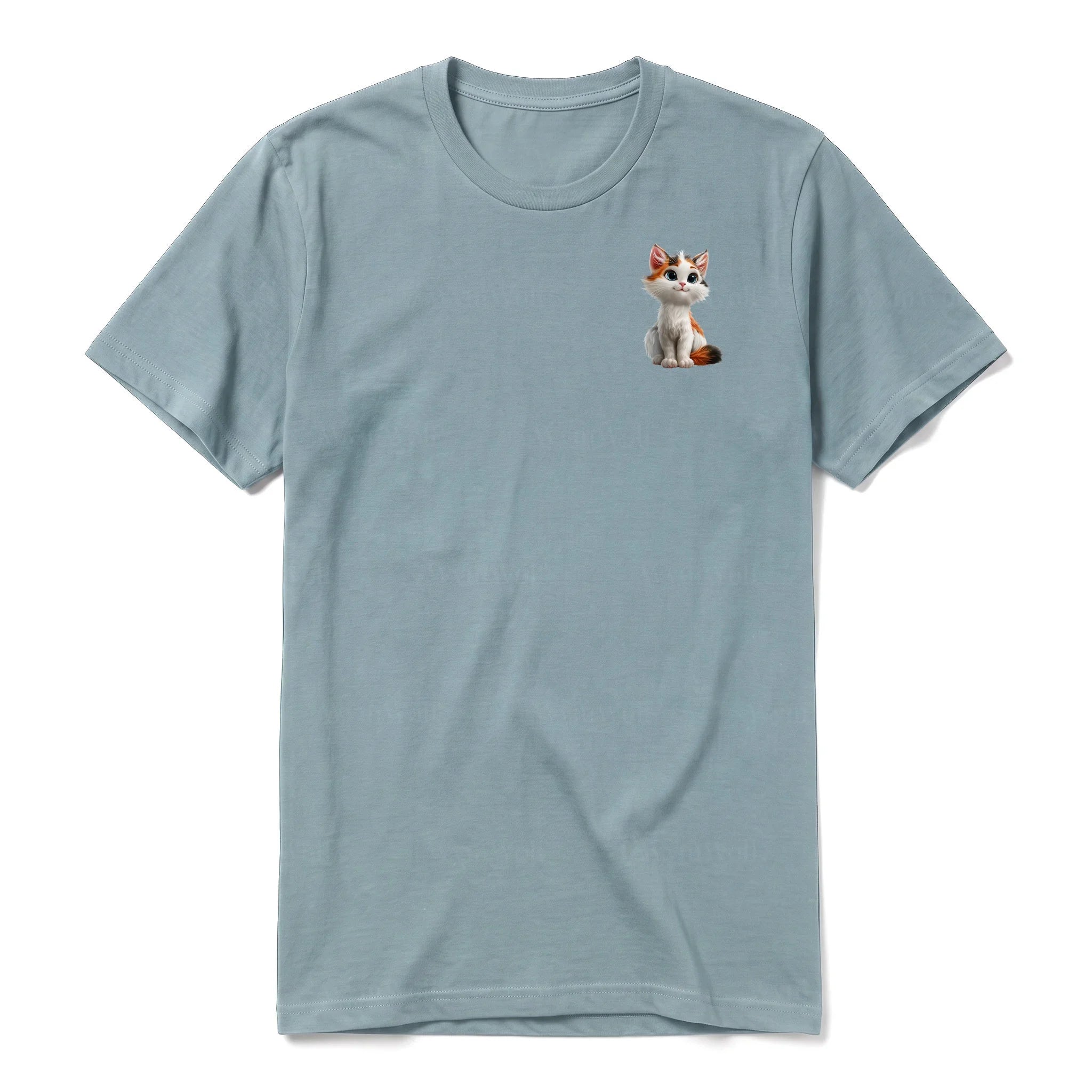 Un T-shirt sauge à manches courtes et col rond, orné d'un motif représentant un chat sur la poitrine gauche.