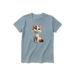 Un T-shirt sauge à manches courtes et col rond pour jeune, orné d'un motif représentant un chat sur le devant.
