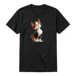 Un T-shirt noir à manches courtes et col rond, orné d'un motif représentant un chat sur le devant.