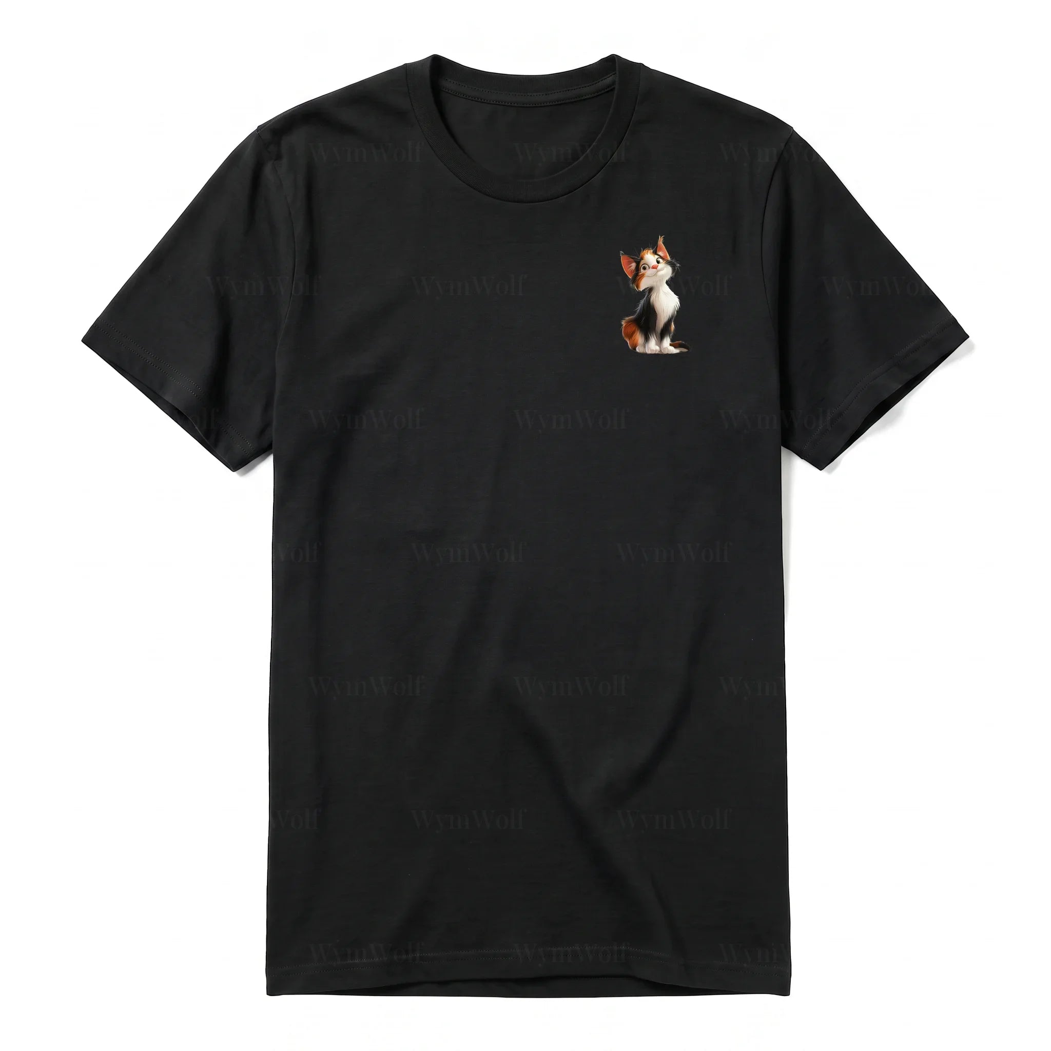 Un T-shirt noir à manches courtes et col rond, orné d'un motif représentant un chat sur la poitrine gauche.