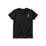 Un T-shirt noir à manches courtes et col rond pour jeune, orné d'un motif représentant un chat sur la poitrine gauche.