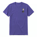 Un T-shirt violet à manches courtes et col rond, orné d'un motif représentant un chat sur la poitrine gauche.