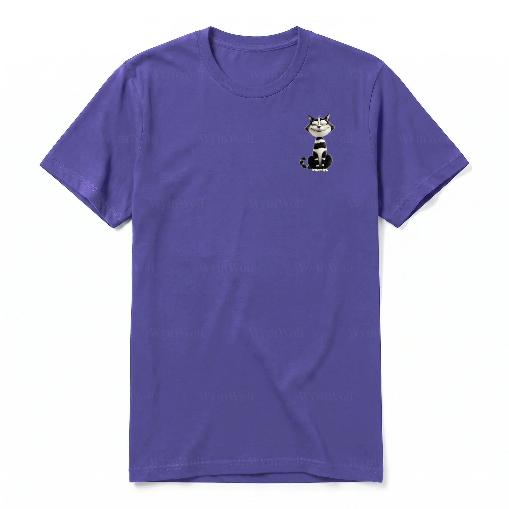 Un T-shirt violet à manches courtes et col rond, orné d'un motif représentant un chat sur la poitrine gauche.