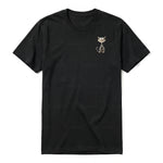 Un T-shirt noir à manches courtes et col rond, orné d'un motif représentant un chat sur la poitrine gauche.