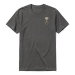 Un T-shirt charbon à manches courtes et col rond, orné d'un motif représentant un chat sur la poitrine gauche.
