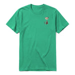 Un T-shirt kelly à manches courtes et col rond, orné d'un motif représentant un chat sur la poitrine gauche.