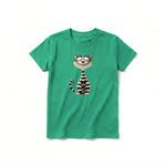 Un T-shirt kelly à manches courtes et col rond pour jeune, orné d'un motif représentant un chat sur le devant.