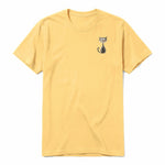 Un T-shirt moutarde à manches courtes et col rond, orné d'un motif représentant un chat sur la poitrine gauche.