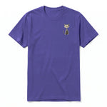Un T-shirt violet à manches courtes et col rond, orné d'un motif représentant un chat sur la poitrine gauche.
