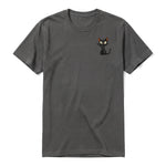 Un T-shirt charbon à manches courtes et col rond, orné d'un motif représentant un chat sur la poitrine gauche.