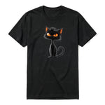 Un T-shirt noir à manches courtes et col rond, orné d'un motif représentant un chat sur le devant.