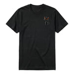 Un T-shirt noir à manches courtes et col rond, orné d'un motif représentant un chat sur la poitrine gauche.