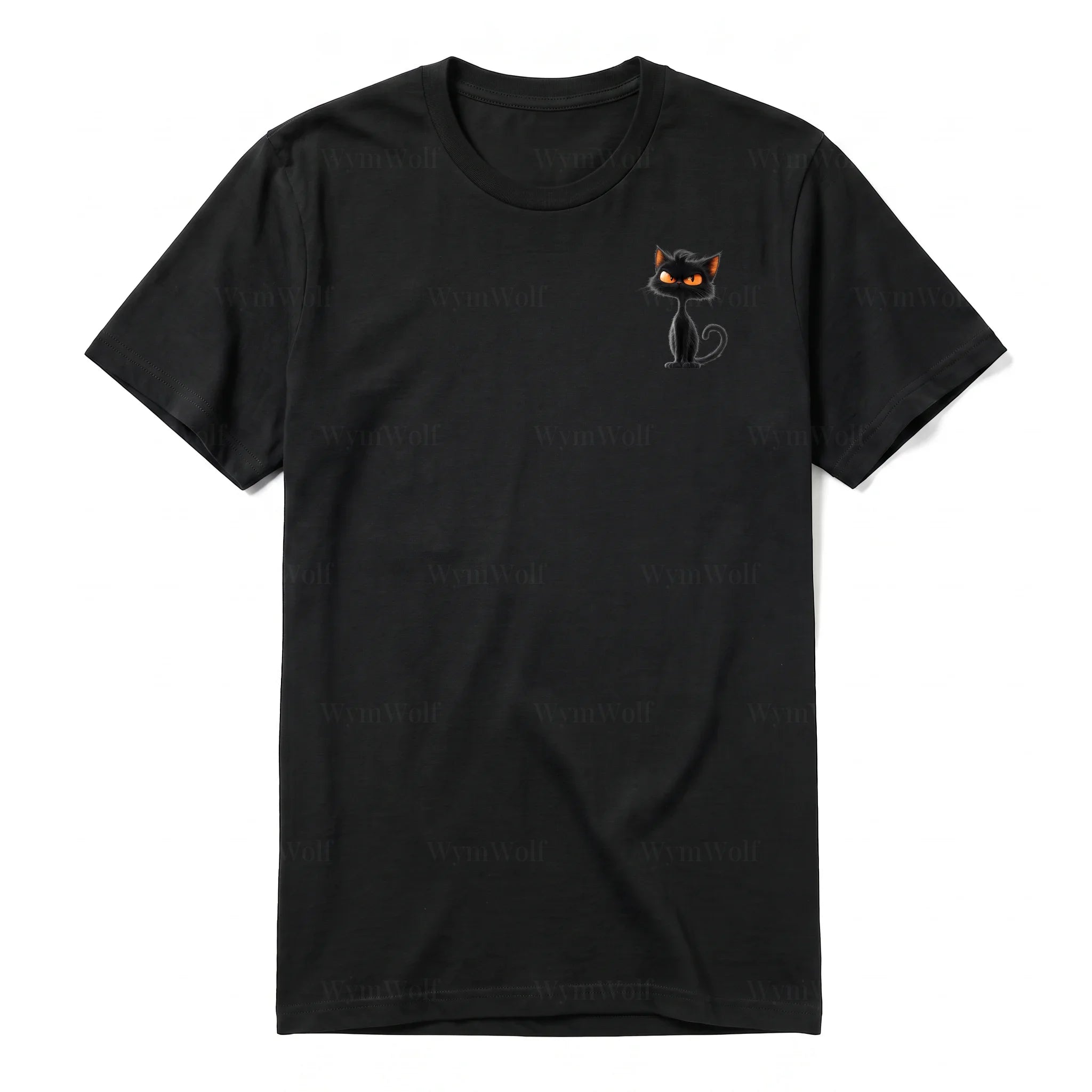 Un T-shirt noir à manches courtes et col rond, orné d'un motif représentant un chat sur la poitrine gauche.