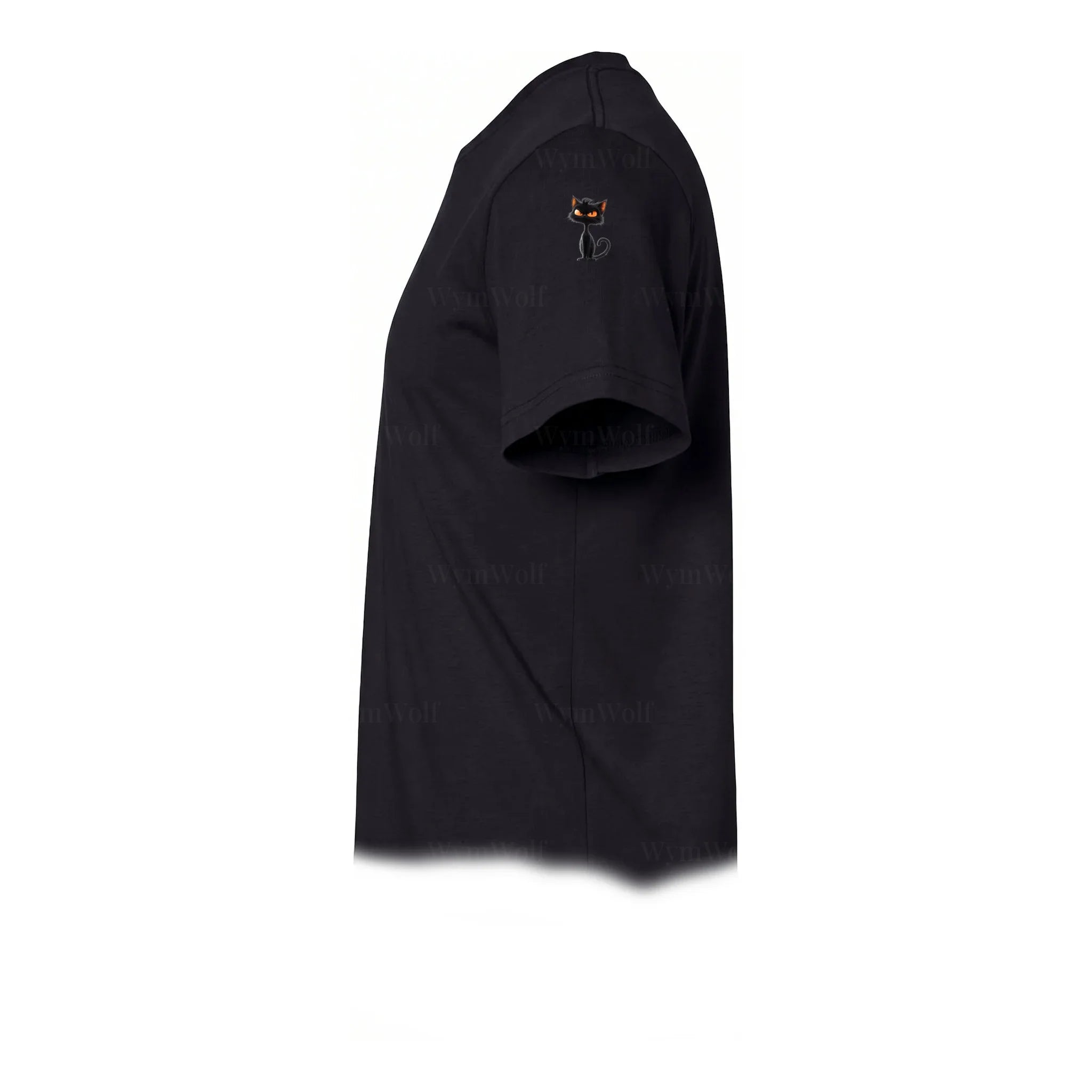 Un T-shirt noir à manches courtes et col rond, orné d'un motif représentant un chat sur le haut de la manche gauche.