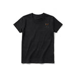 Un T-shirt noir à manches courtes et col rond pour jeune, orné d'un motif représentant un chat sur la poitrine gauche.