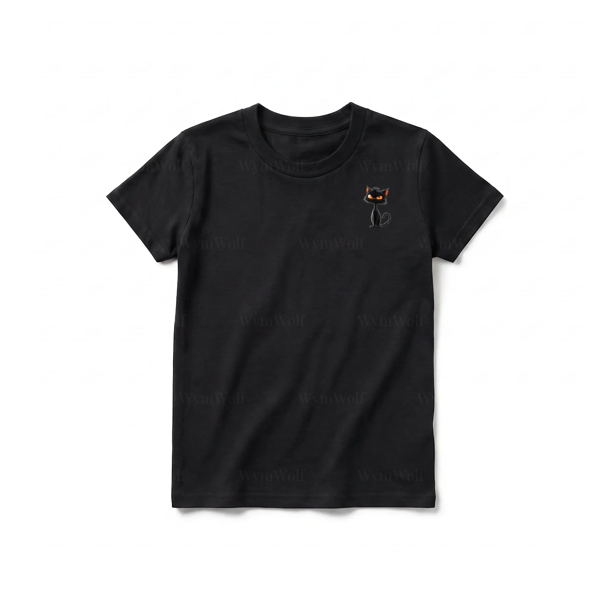 Un T-shirt noir à manches courtes et col rond pour jeune, orné d'un motif représentant un chat sur la poitrine gauche.