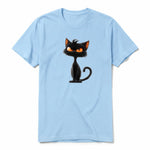 Un T-shirt poudre à manches courtes et col rond, orné d'un motif représentant un chat sur le devant.