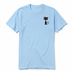 Un T-shirt poudre à manches courtes et col rond, orné d'un motif représentant un chat sur la poitrine gauche.