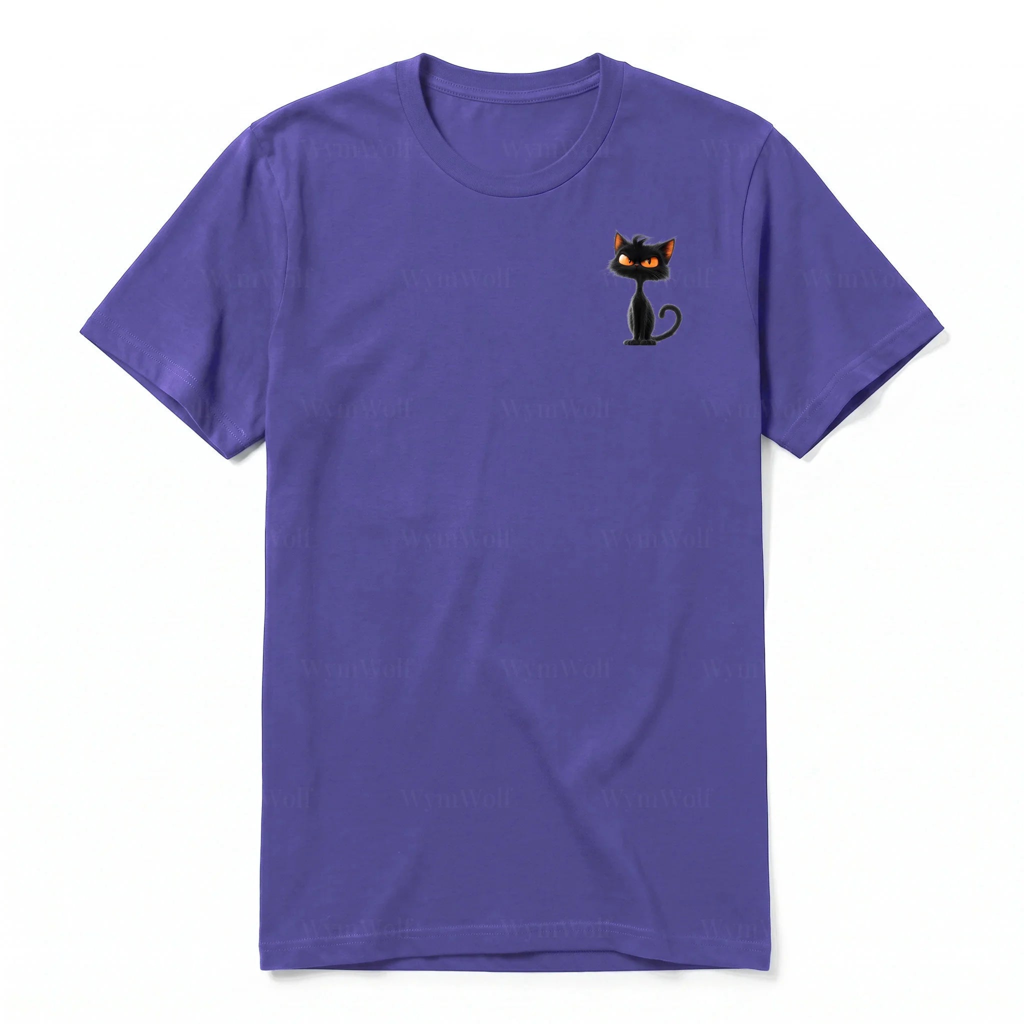 Un T-shirt violet à manches courtes et col rond, orné d'un motif représentant un chat sur la poitrine gauche.