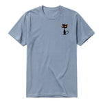 Un T-shirt steel-blue à manches courtes et col rond, orné d'un motif représentant un chat sur la poitrine gauche.