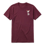 Un T-shirt marron à manches courtes et col rond, orné d'un motif représentant un chat sur la poitrine gauche.