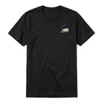 Un T-shirt noir T-shirt à col rond et manches courtes pour adulte, orné d'un motif représentant un oiseau sur la poitrine gauche.
