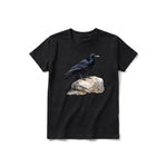 Un T-shirt noir à manches courtes et col rond pour jeune, orné d'un motif représentant un oiseau sur le devant.