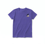 Un T-shirt violet à manches courtes et col rond pour jeune, orné d'un motif représentant un oiseau sur la poitrine gauche.