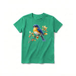 Un T-shirt kelly à manches courtes et col rond pour jeune, orné d'un motif représentant un oiseau sur le devant.