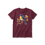 Un T-shirt marron à manches courtes et col rond pour jeune, orné d'un motif représentant un oiseau sur le devant.