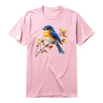 Un T-shirt rose T-shirt à col rond et manches courtes pour adulte, orné d'un motif représentant un oiseau sur le devant.