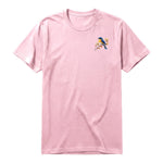 Un T-shirt rose T-shirt à col rond et manches courtes pour adulte, orné d'un motif représentant un oiseau sur la poitrine gauche.