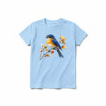 Un T-shirt poudre à manches courtes et col rond pour jeune, orné d'un motif représentant un oiseau sur le devant.